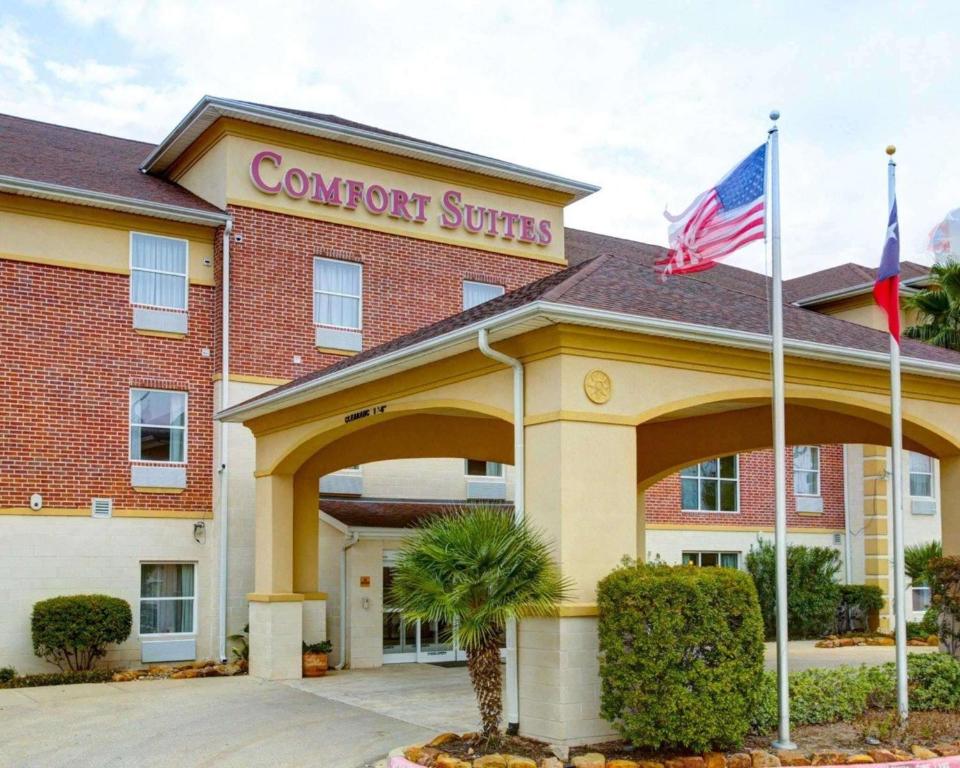 un hôtel avec un panneau indiquant les suites confort dans l'établissement Comfort Suites University Drive, à College Station