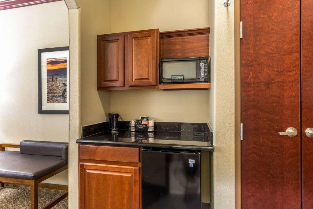 Comfort Suites Galveston Cruise Port Area - Beachside photo