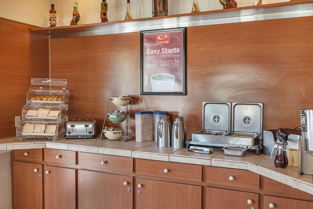 Příslušenství pro přípravu čaje a kávy v ubytování Econo Lodge Downtown South