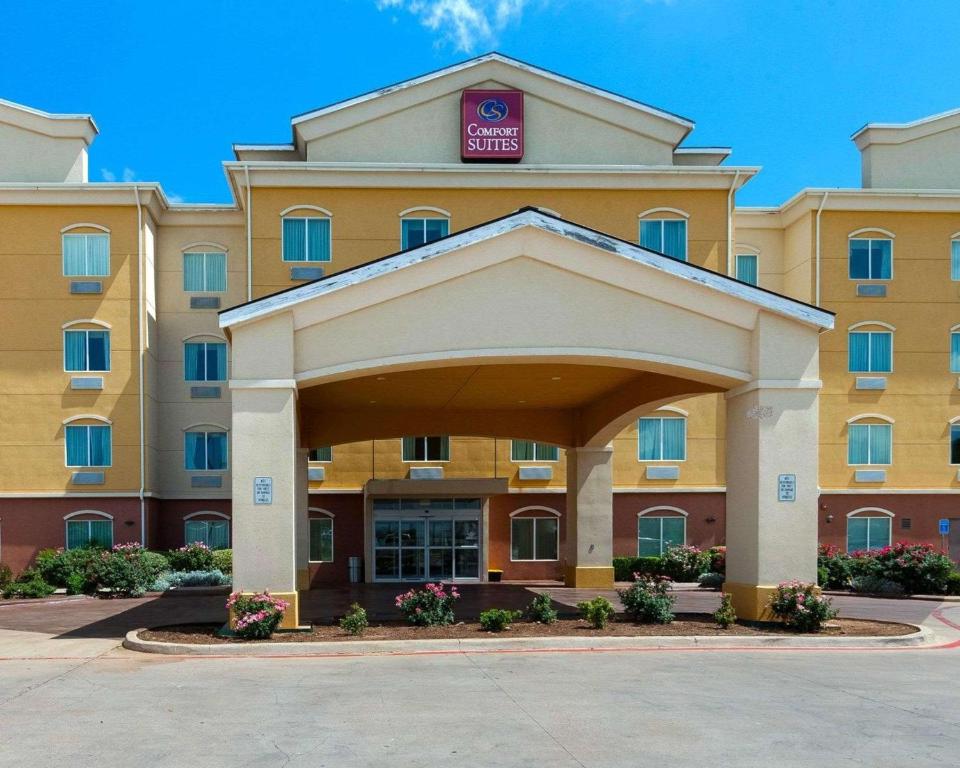 a hotel building with a sign on top of it at Comfort Suites University in Abilene