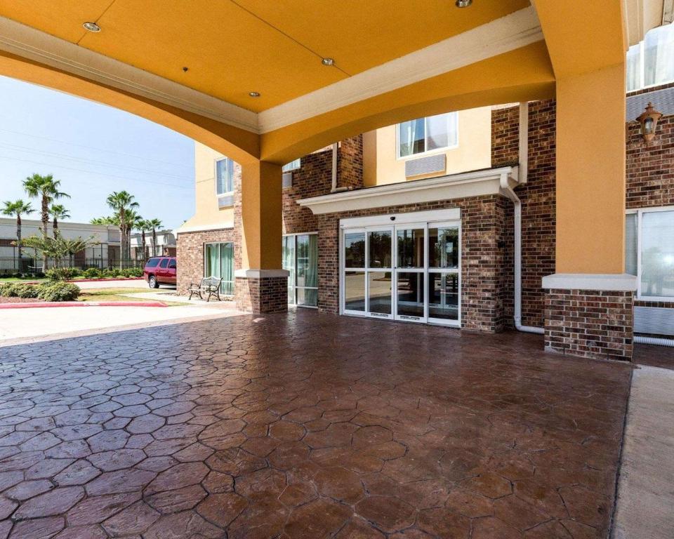 an empty patio in front of a building at Hotel Pearland in Pearland