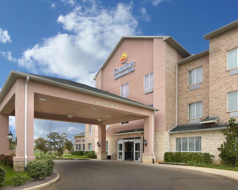 a rendu une auberge et des suites en hampton dans l'établissement Comfort Inn & Suites Near Lake Lewisville, à Corinth