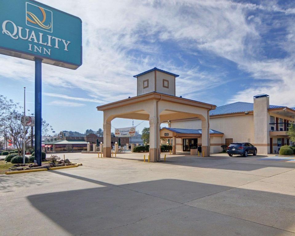 un edificio con gazebo in un parcheggio di Quality Inn Marshall a Marshall