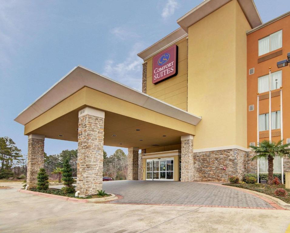 un hotel con un cartel en la parte delantera en Comfort Suites Kilgore, en Kilgore