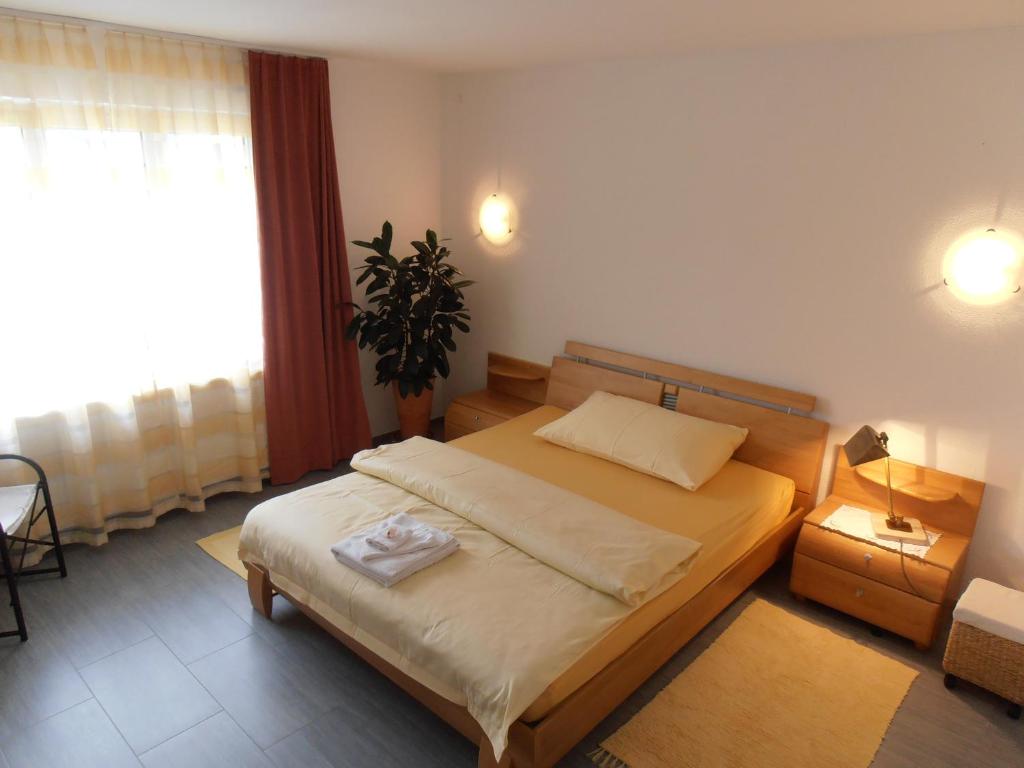 Una cama o camas en una habitación de Don Camillo Gästehaus
