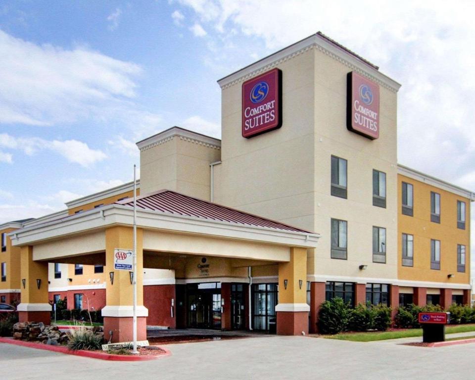 a front view of a campus hotel at Comfort Suites in Fort Stockton