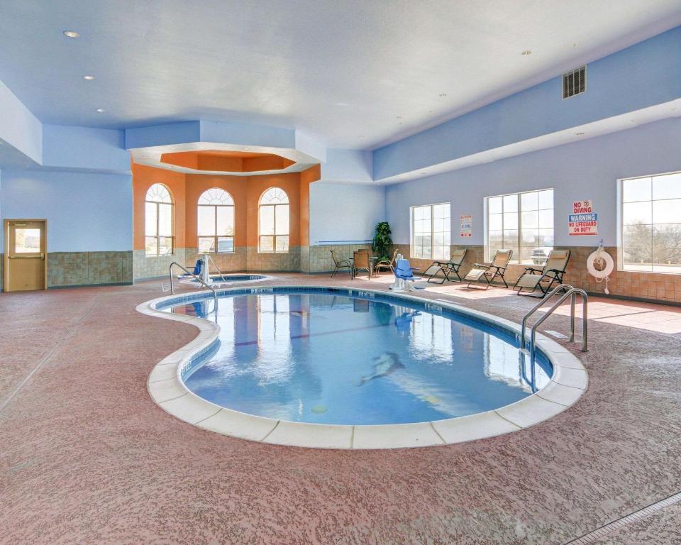 a large swimming pool in a large room at Comfort Suites - Lake Worth in Fort Worth