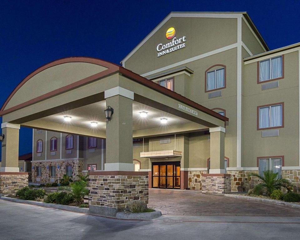 un gran edificio del hotel con una gran entrada en Comfort Inn & Suites Monahans I-20 en Monahans