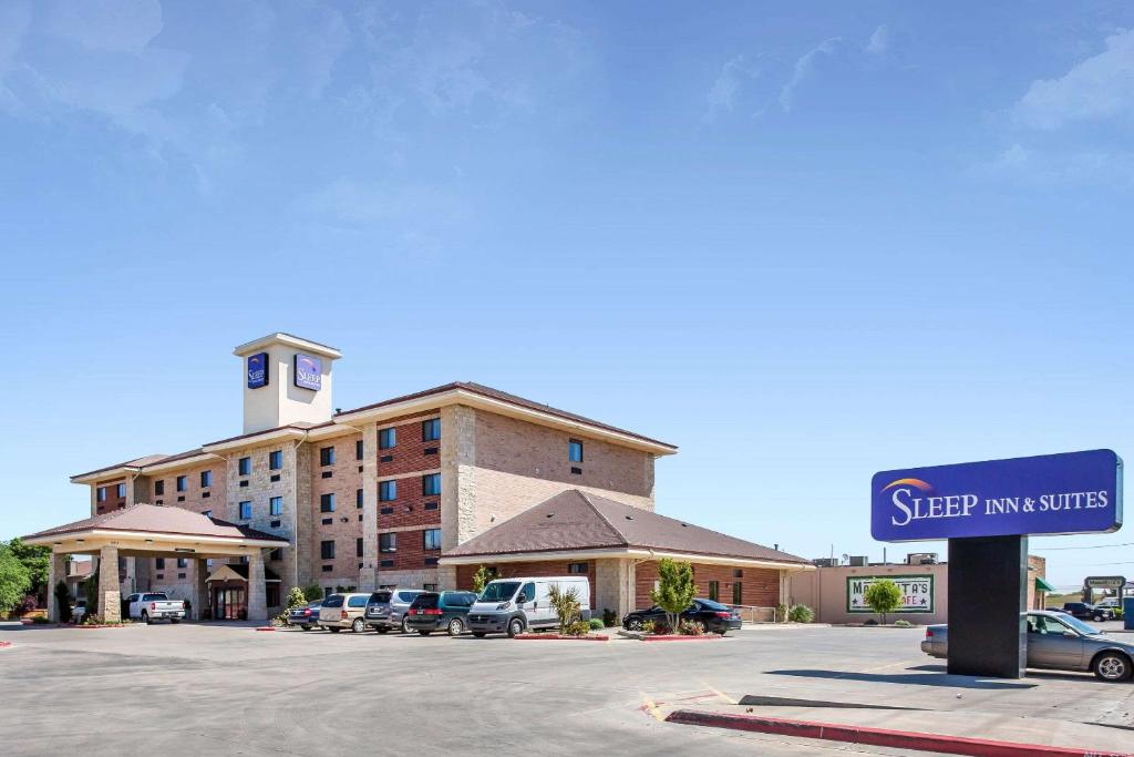 un edificio con un cartel delante de un aparcamiento en Sleep Inn & Suites, en Lubbock