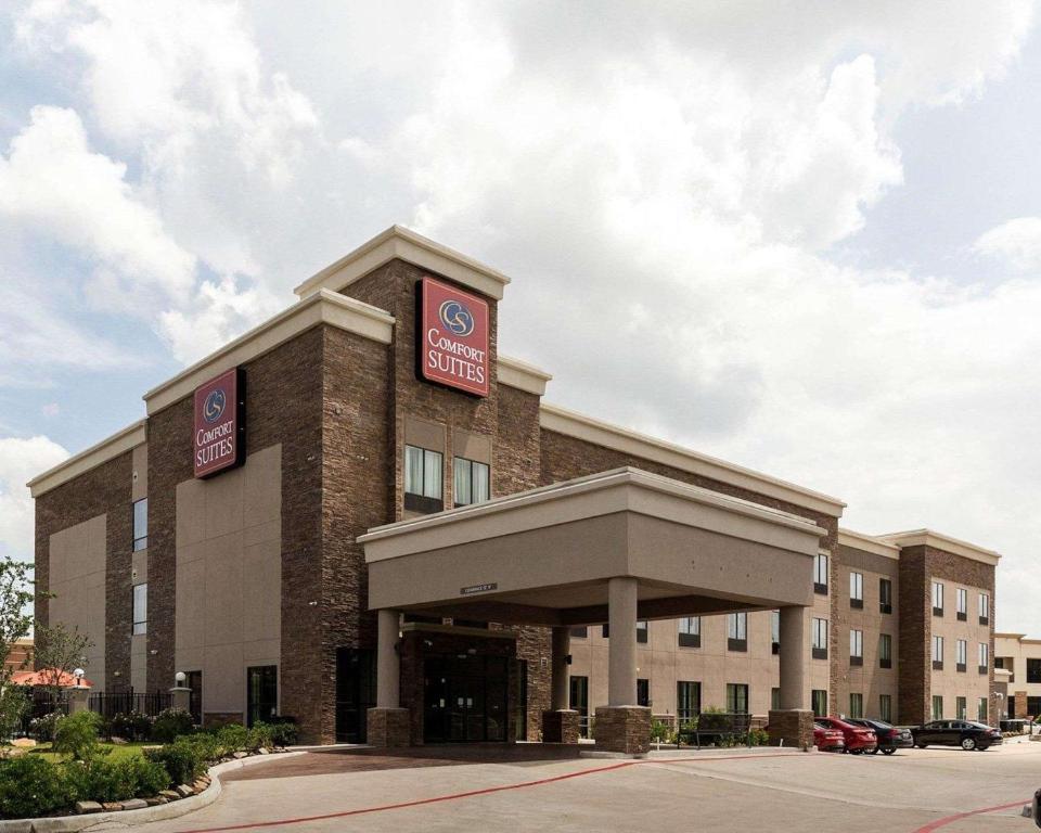 ein Hotelgebäude mit einem Schild darüber in der Unterkunft Comfort Suites near Westchase on Beltway 8 in Houston