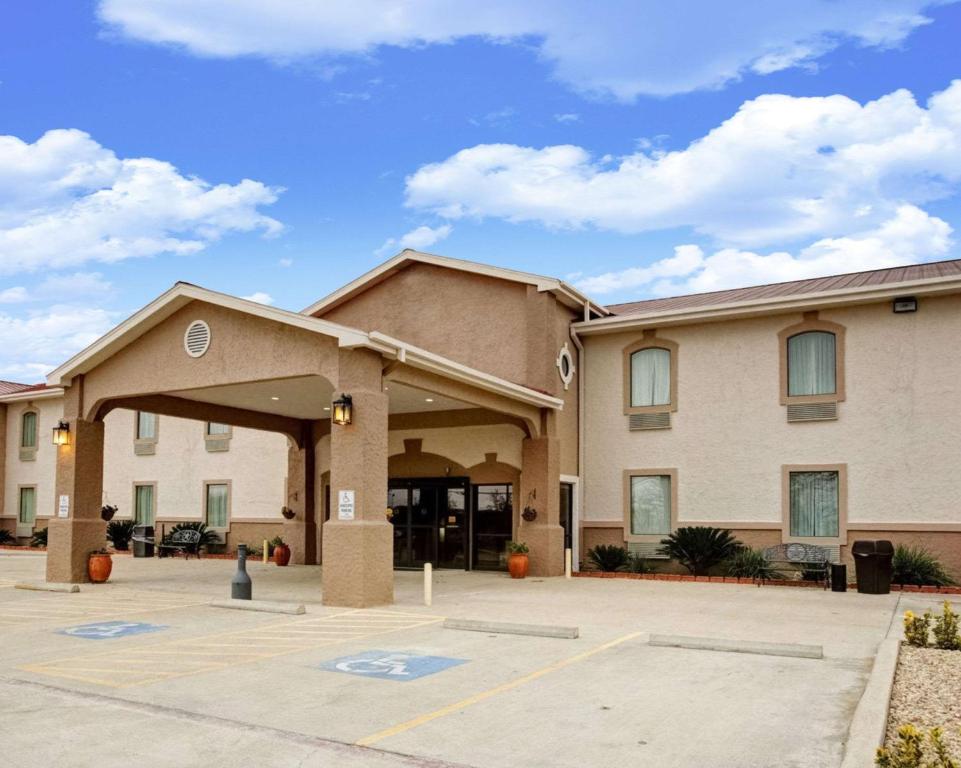 un grande condominio con parcheggio di Quality Inn a Rockdale