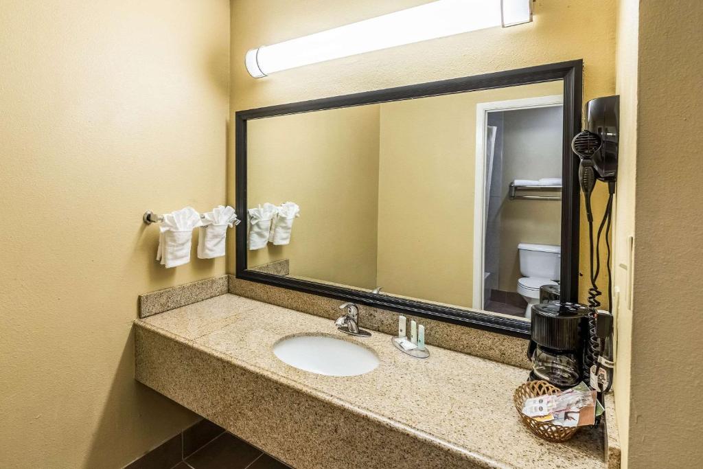 Quality Inn - King Suite Con Sofá Cama - No Fumador