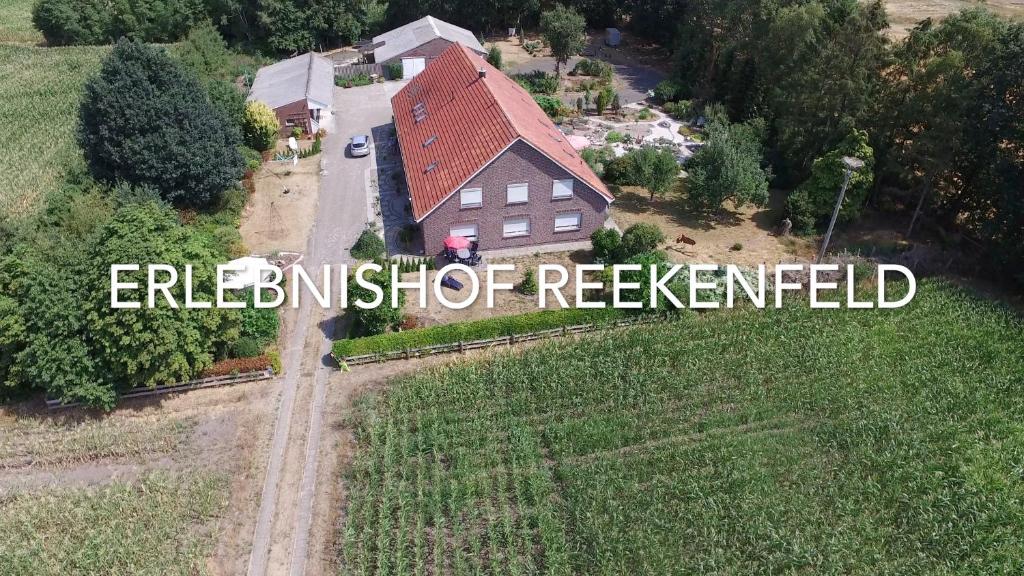 eine Luftansicht eines Hauses mit den Worten des älteren Architekten in der Unterkunft Erlebnis-Ferienhof Reekenfeld in Barßel