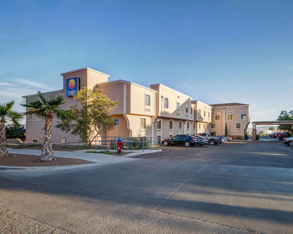 un aparcamiento frente a un complejo de apartamentos en Comfort Inn & Suites I-10 Airport, en El Paso