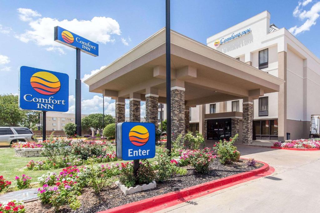 un hotel con un cartel frente a un edificio en Comfort Inn Wichita Falls North, en Wichita Falls