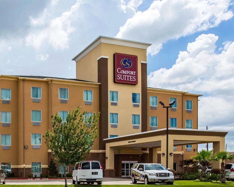 un hotel con un coche aparcado delante de él en Comfort Suites Northwest - Cy - Fair, en Houston