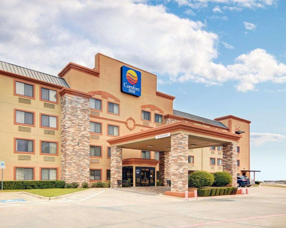 a hotel with a sign on the front of it at Comfort Inn Grapevine Near DFW Airport in Grapevine