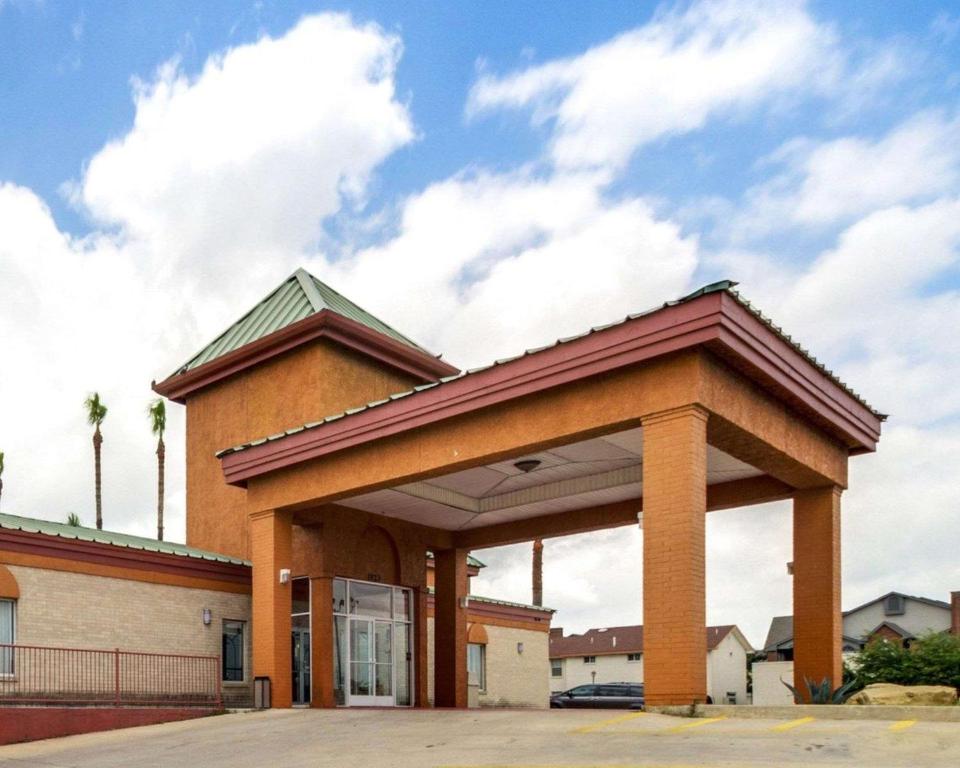 una gasolinera con un gran edificio en Econo Lodge Inn & Suites en Eagle Pass