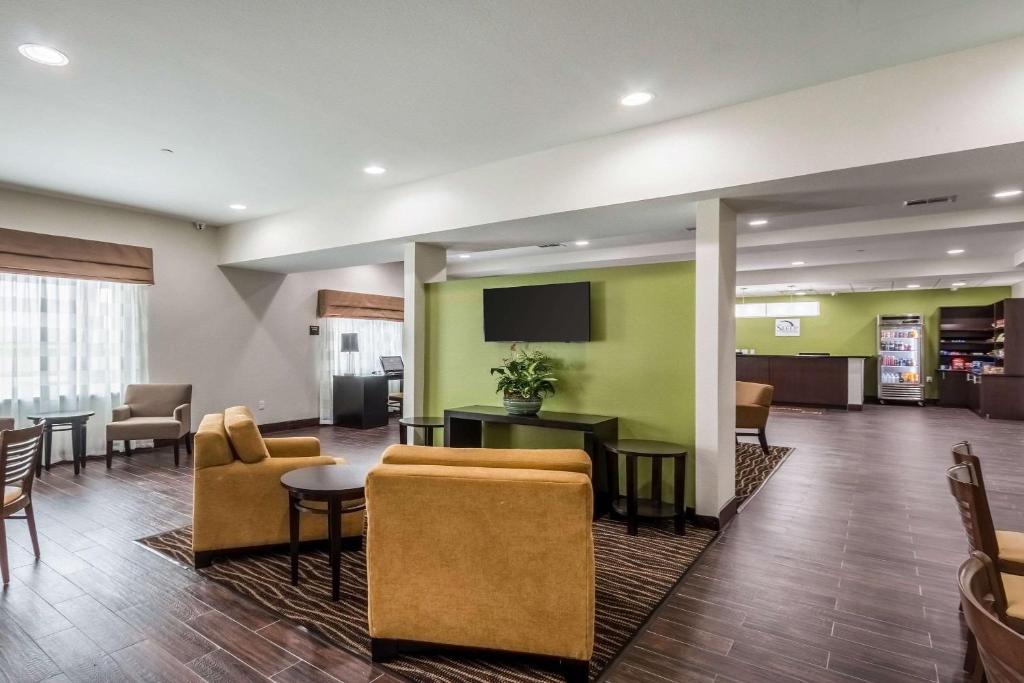 Ein Sitzbereich in der Unterkunft Sleep Inn & Suites College Station near University