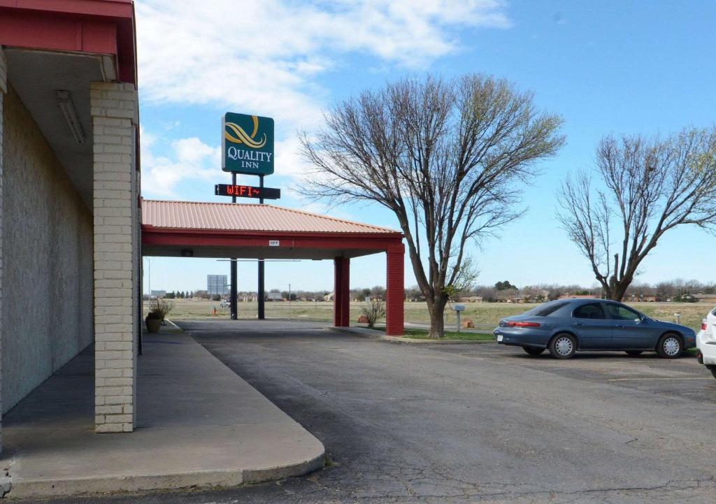 eine Tankstelle mit einem Auto daneben geparkt in der Unterkunft Quality Inn in Plainview