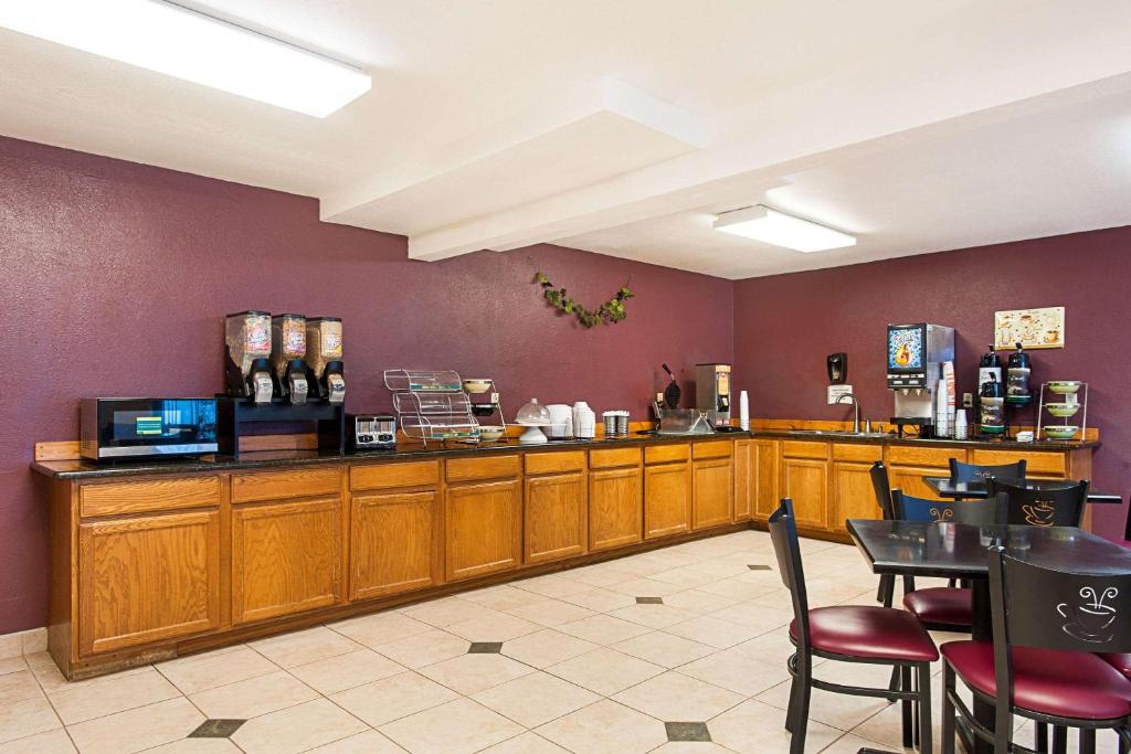 Příslušenství pro přípravu čaje a kávy v ubytování Rodeway Inn & Suites