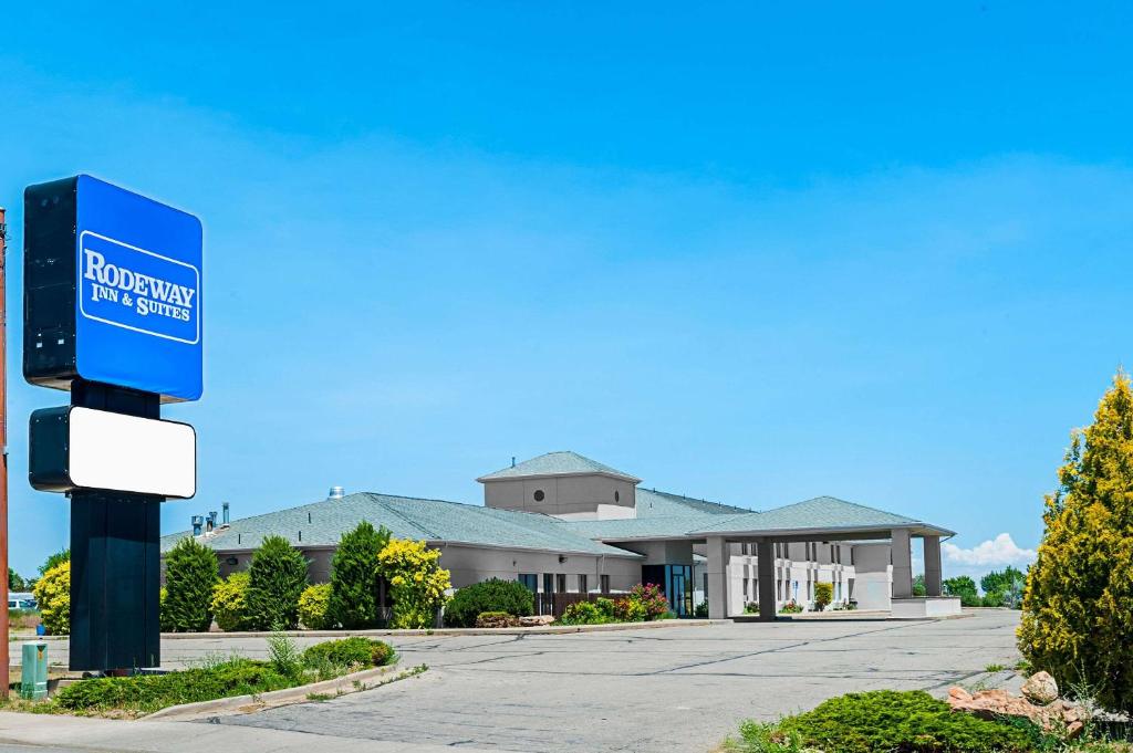 a sign in front of a building at Rodeway Inn & Suites Blanding in Blanding