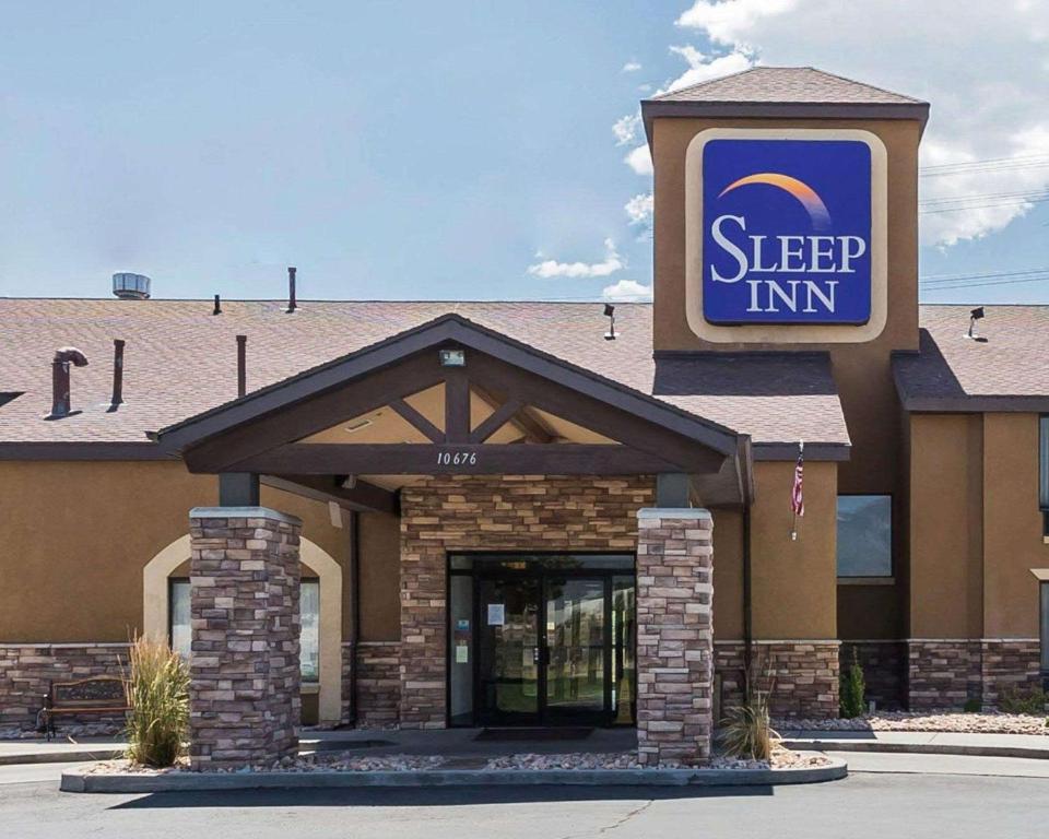 znak „Sleep Inn” na dachu budynku w obiekcie Sleep Inn South Jordan-Sandy w mieście South Jordan