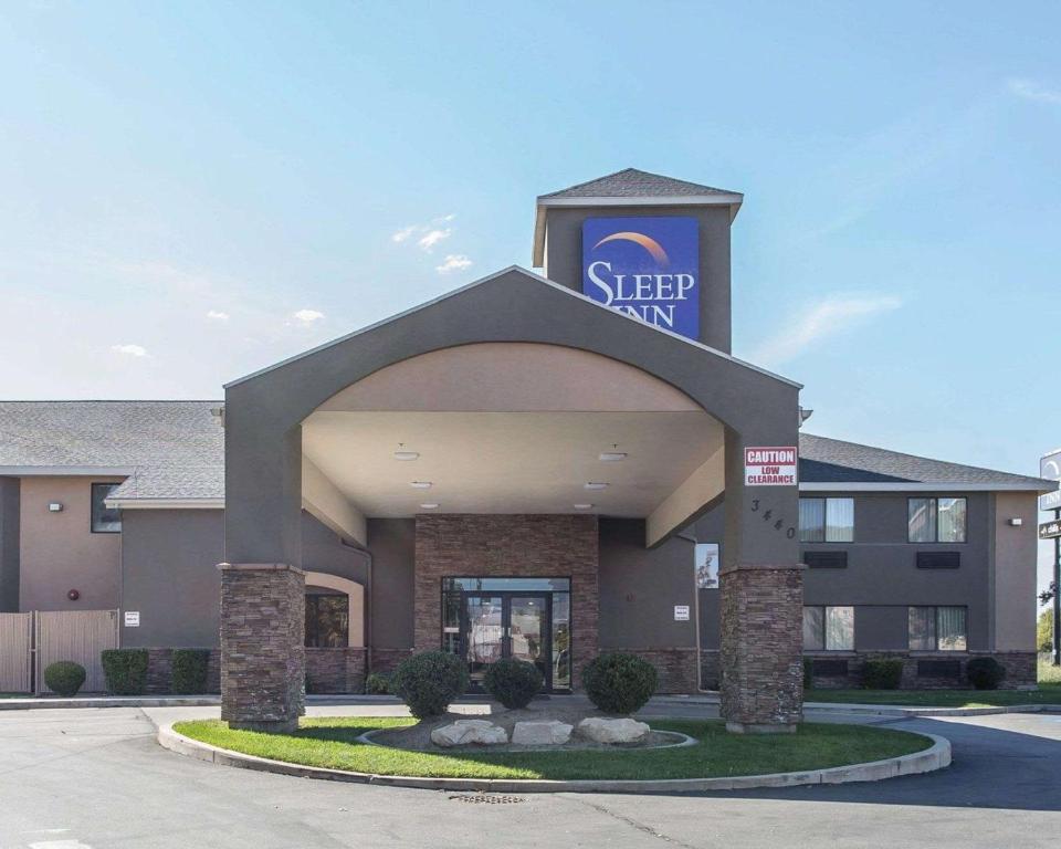 un hotel con un cartel en la parte superior de un edificio en Sleep Inn West Valley City - Salt Lake City South en West Valley City