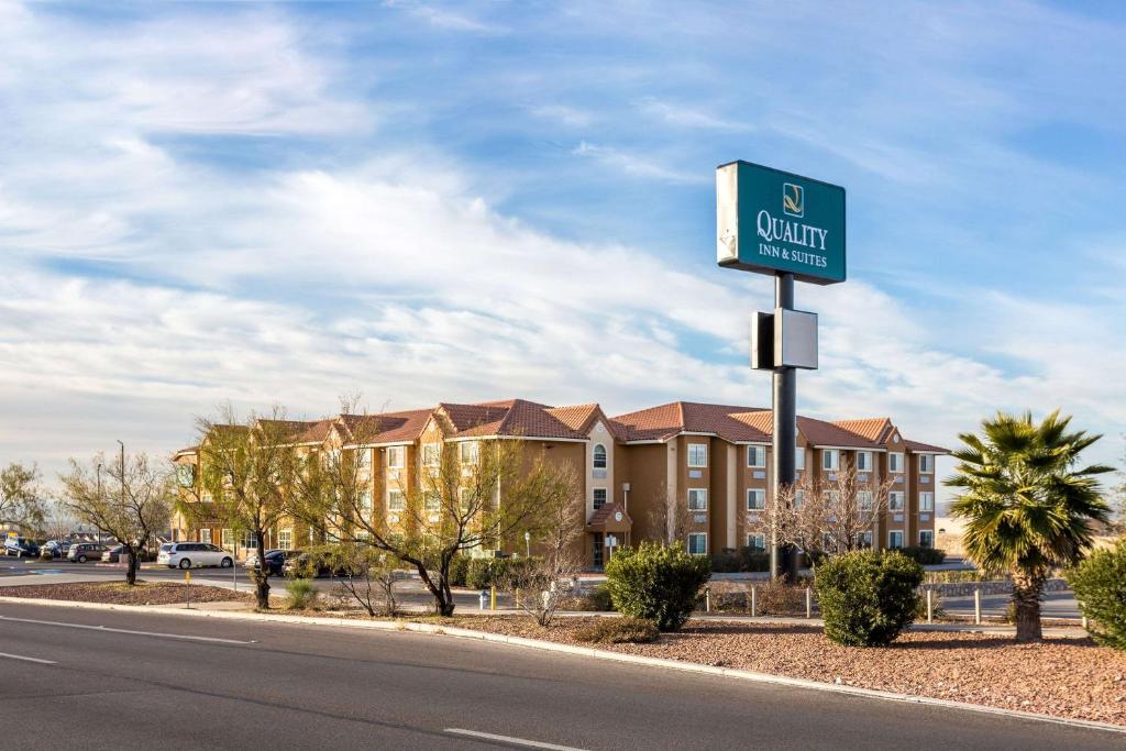 un letrero de la calle frente a un edificio en Quality Inn & Suites El Paso I-10 en El Paso