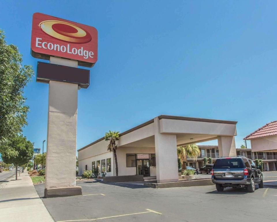 een vrachtwagen geparkeerd voor een tankstation bij Econo Lodge St George North - Near Pioneer Park in St. George