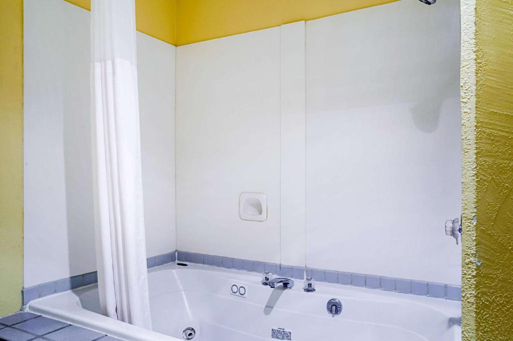 Koupelna v ubytování Rodeway Inn & Suites