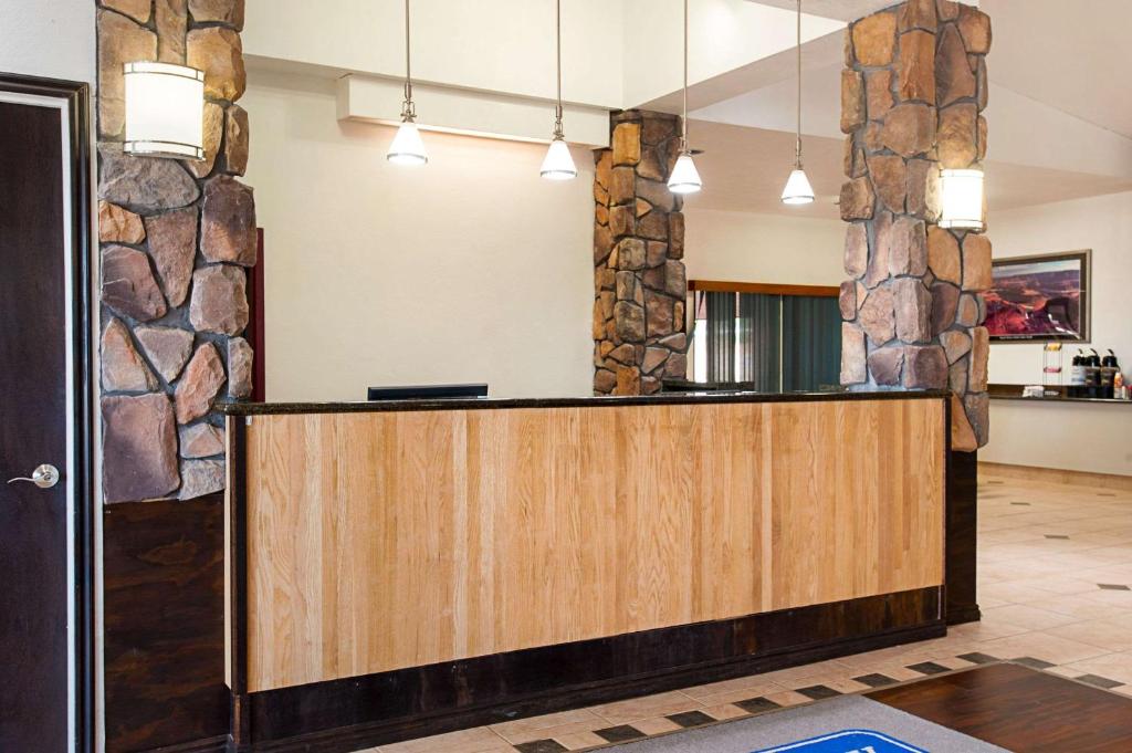 Kuchyň nebo kuchyňský kout v ubytování Rodeway Inn & Suites