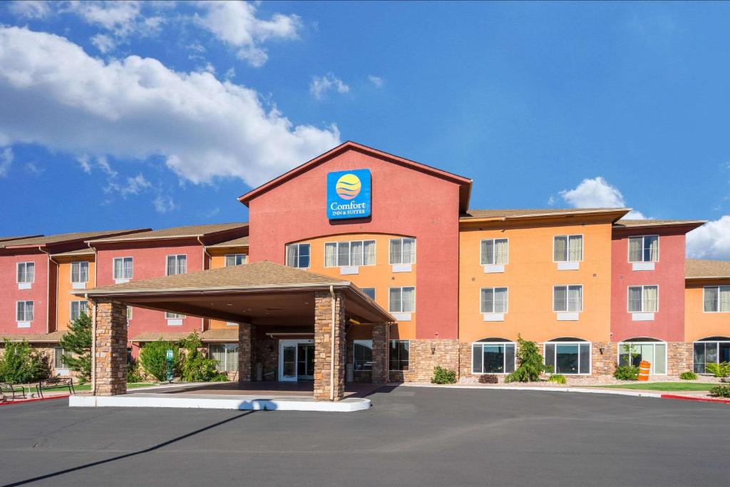 un hotel con un cartel en el lateral de un edificio en Comfort Inn & Suites, en Cedar City