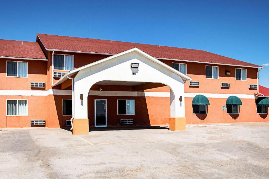 - un grand bâtiment en briques avec une arche devant dans l'établissement Rodeway Inn & Suites, à Monticello