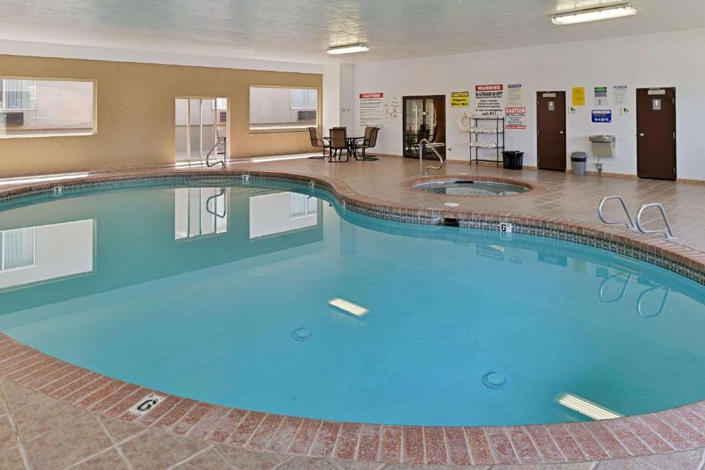 Bazén v ubytování Quality Inn Vernal near Dinosaur National Monument nebo v jeho okolí