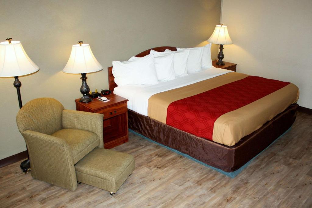Econo Lodge Salina Scenic Route 89 & I-70 - Deluxe King Room - Non-Smoking