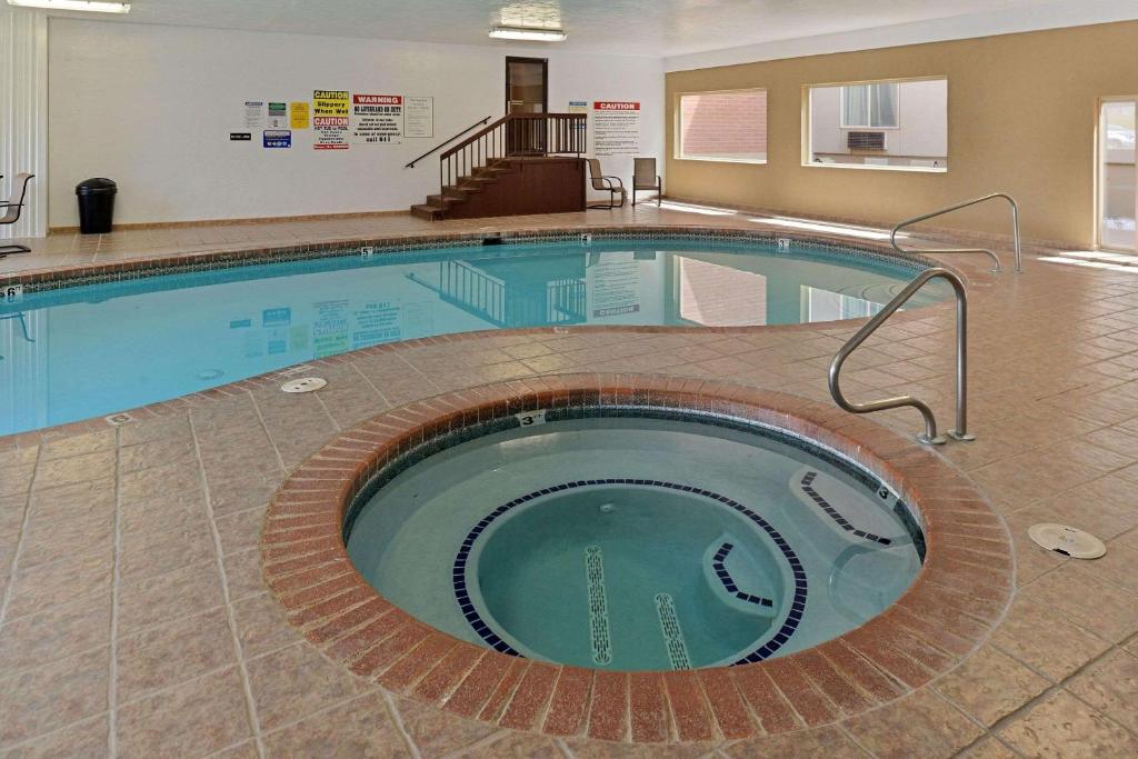 Bazén v ubytování Quality Inn Vernal near Dinosaur National Monument nebo v jeho okolí