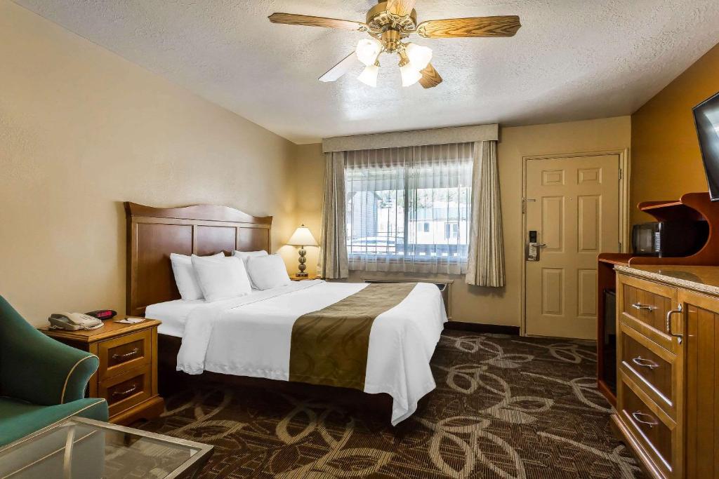 Postel nebo postele na pokoji v ubytování Quality Inn Bryce Canyon