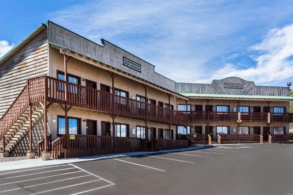 un grand bâtiment avec un parking en face de celui-ci dans l'établissement Quality Inn Bryce Canyon, à Panguitch