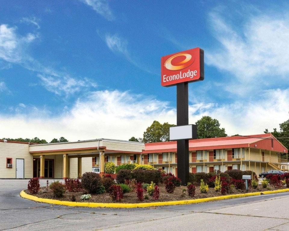 un edificio con una señal delante de él en Econo Lodge Petersburg - Fort Lee, en Petersburg