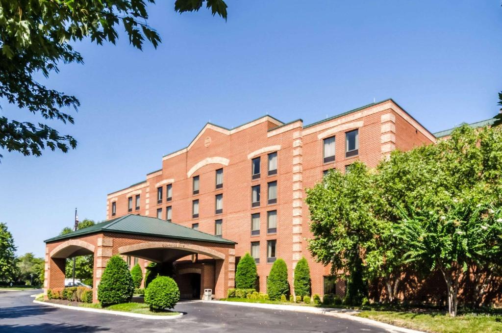 a large brick building with a gazebo in front of it at Comfort Suites Innsbrook - Short Pump in Broad Meadows