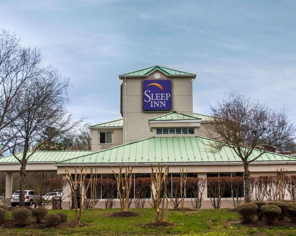 a building with a sign that reads sleep inn at Sleep Inn Historic Williamsburg in Williamsburg