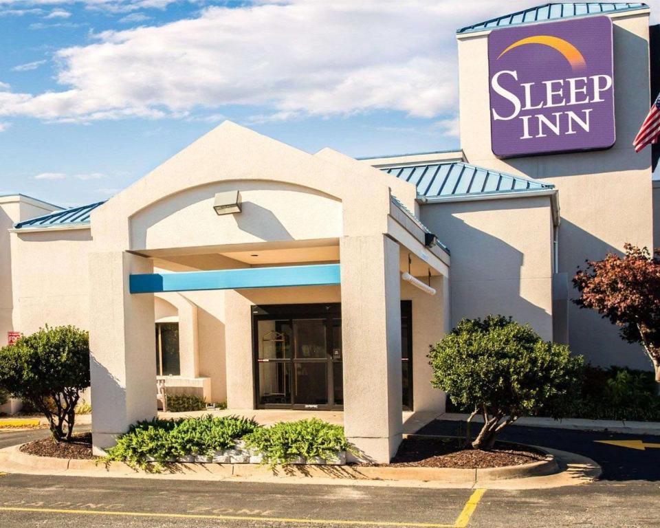 a exterior view of a sleep inn building at Sleep Inn Fredericksburg North in Fredericksburg