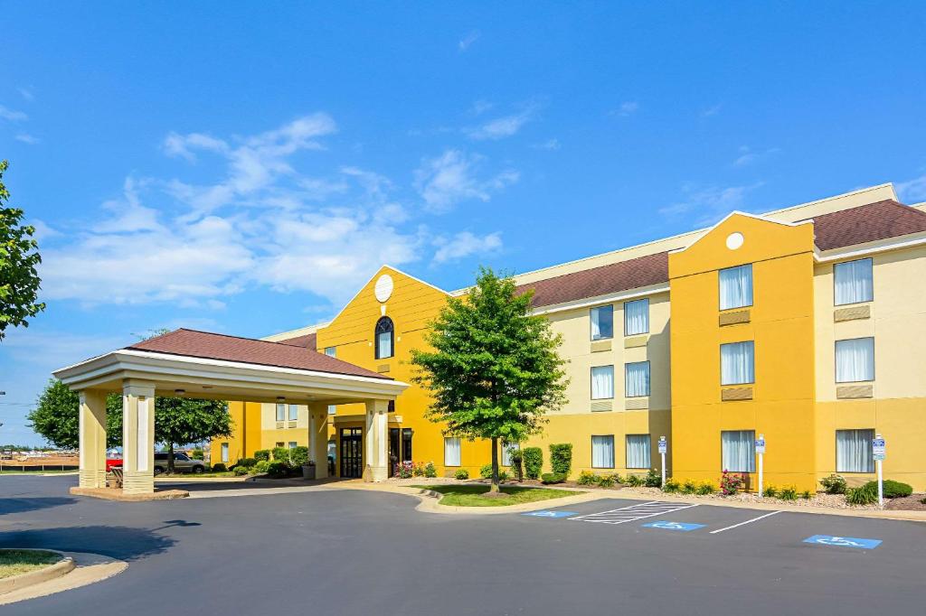 a large yellow hotel with a parking lot at Comfort Inn Woodstock Shenandoah in Woodstock