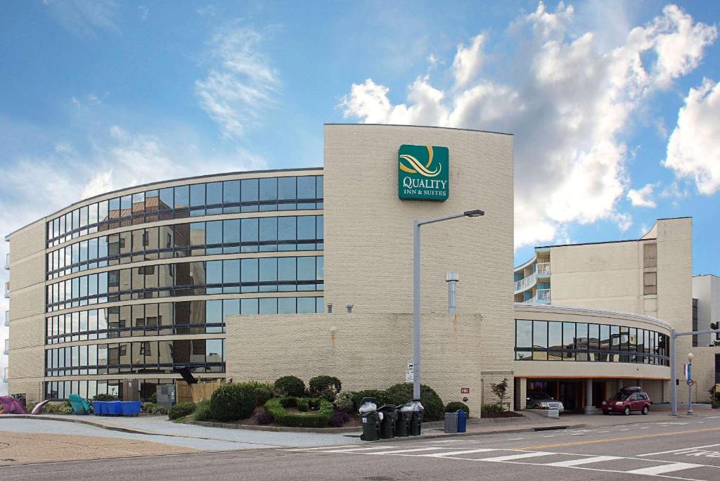 un bâtiment avec un panneau sur son côté dans l'établissement Quality Inn & Suites Oceanfront, à Virginia Beach
