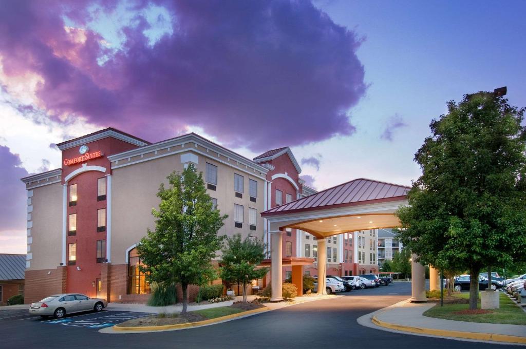 una representación de un hotel con aparcamiento en Comfort Suites Dulles Airport, en Chantilly