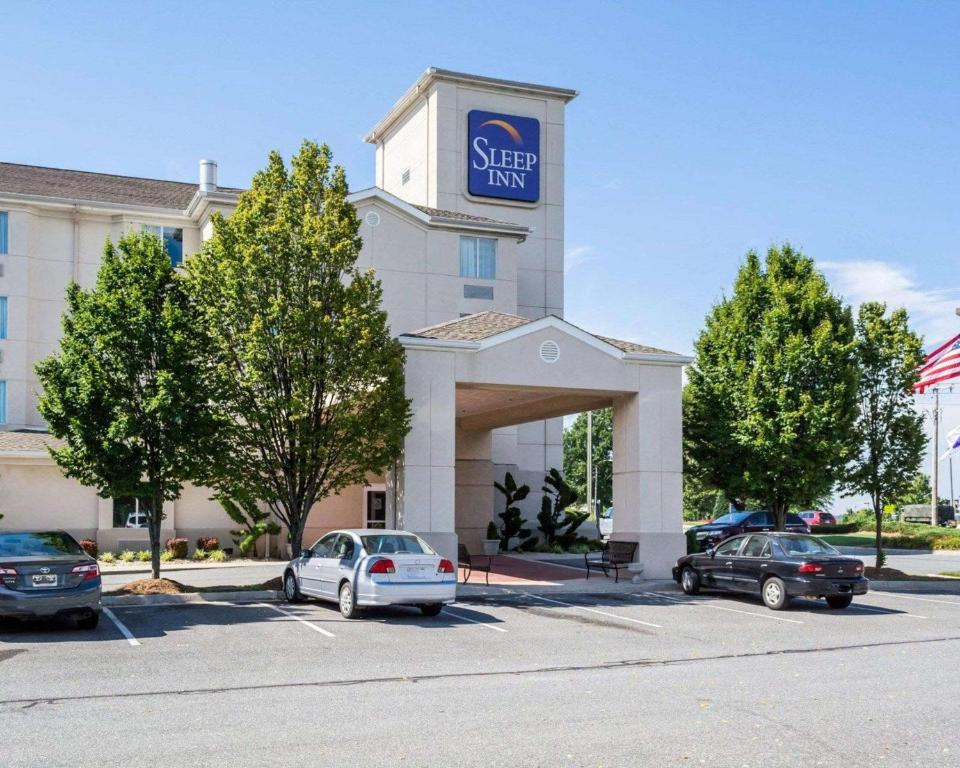 Una posada con coches aparcados en un estacionamiento en Sleep Inn Lynchburg - University Area & Hwy 460, en Lynchburg