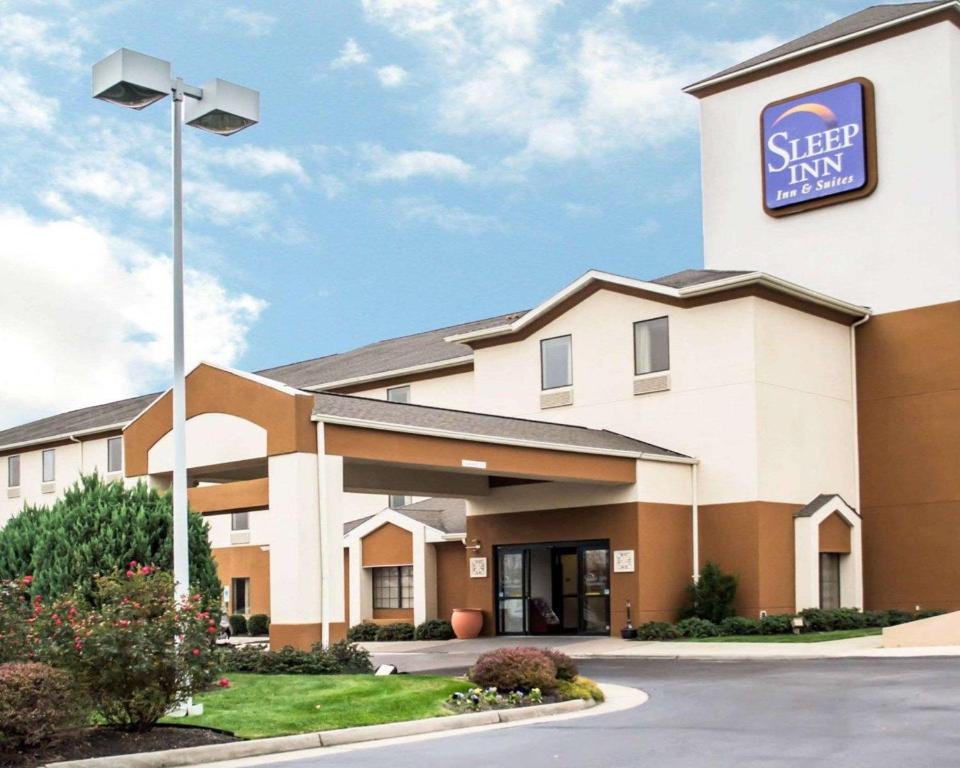 ein Hotel mit einem Schild für ein Schild in der Unterkunft Sleep Inn & Suites Stony Creek - Petersburg South in Stony Creek