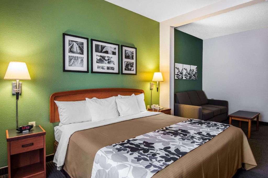 une chambre d'hôtel avec un lit et une chaise dans l'établissement Sleep Inn & Suites Danville Hwy 58, à Danville