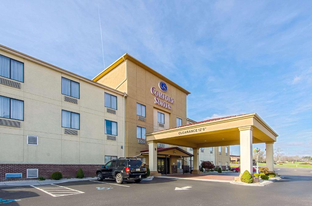 ein Hotel mit einem Auto auf einem Parkplatz in der Unterkunft Comfort Suites in Wytheville